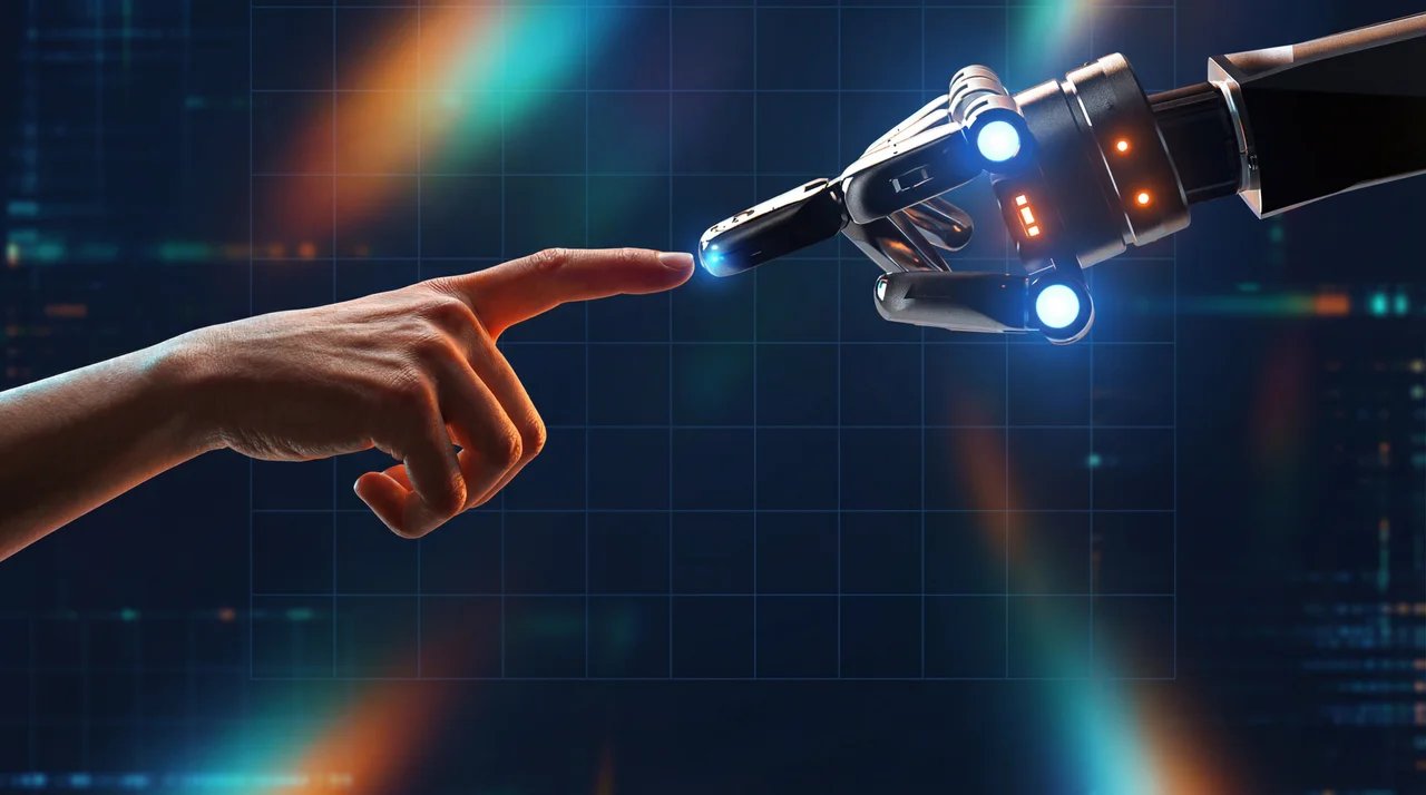 يد بشرية ويد روبوت تمتدان نحو بعضهما — مقارنة بين المحتوى بالذكاء الاصطناعي والكتّاب البشريين للسوق السعودي