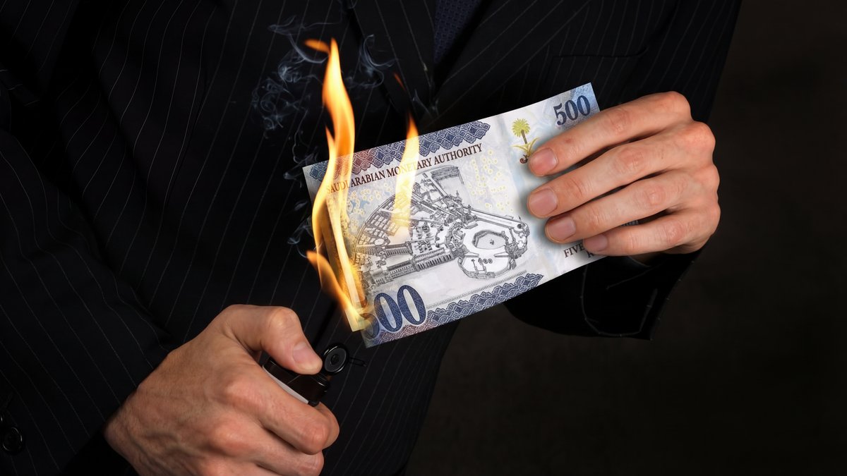 7 signs your marketing is wasting budget and how AI fixes each one — visual guide for Saudi businesses