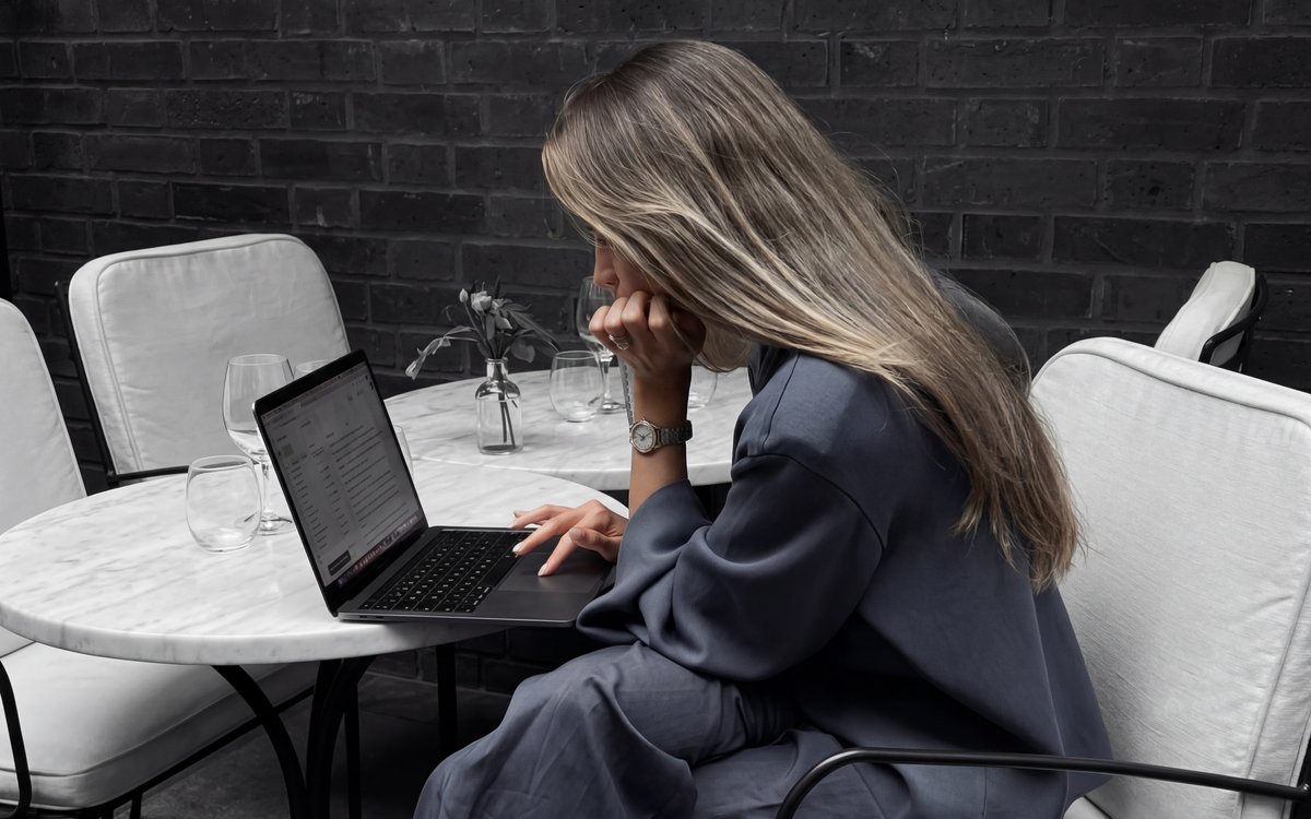 لوحة تحكم تسويق ذكاء اصطناعي حديثة تعرض سير عمل حملات مؤتمتة وتحليلات